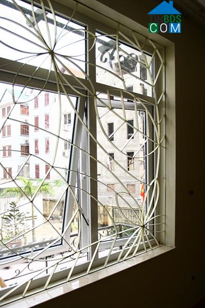 Hoa sắt cửa sổ có tác dụng chống trộm và đảm bảo an toàn nhưng cũng khiến việc thoát hiểm trở nên khó khăn hơn. Ảnh: Hà Thành.