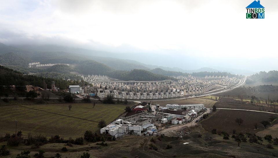 Được khởi công năm 2014, khu biệt thự này nằm tại một thị trấn nhỏ của Mudurnu, vùng Tây Bắc Thổ Nhĩ Kỳ