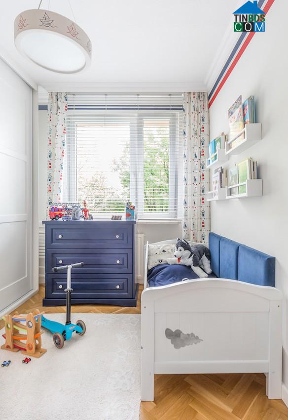 Phòng của bé được bài trí sinh động với gam màu xanh - trắng và những món đồ chơi yêu thích của trẻ