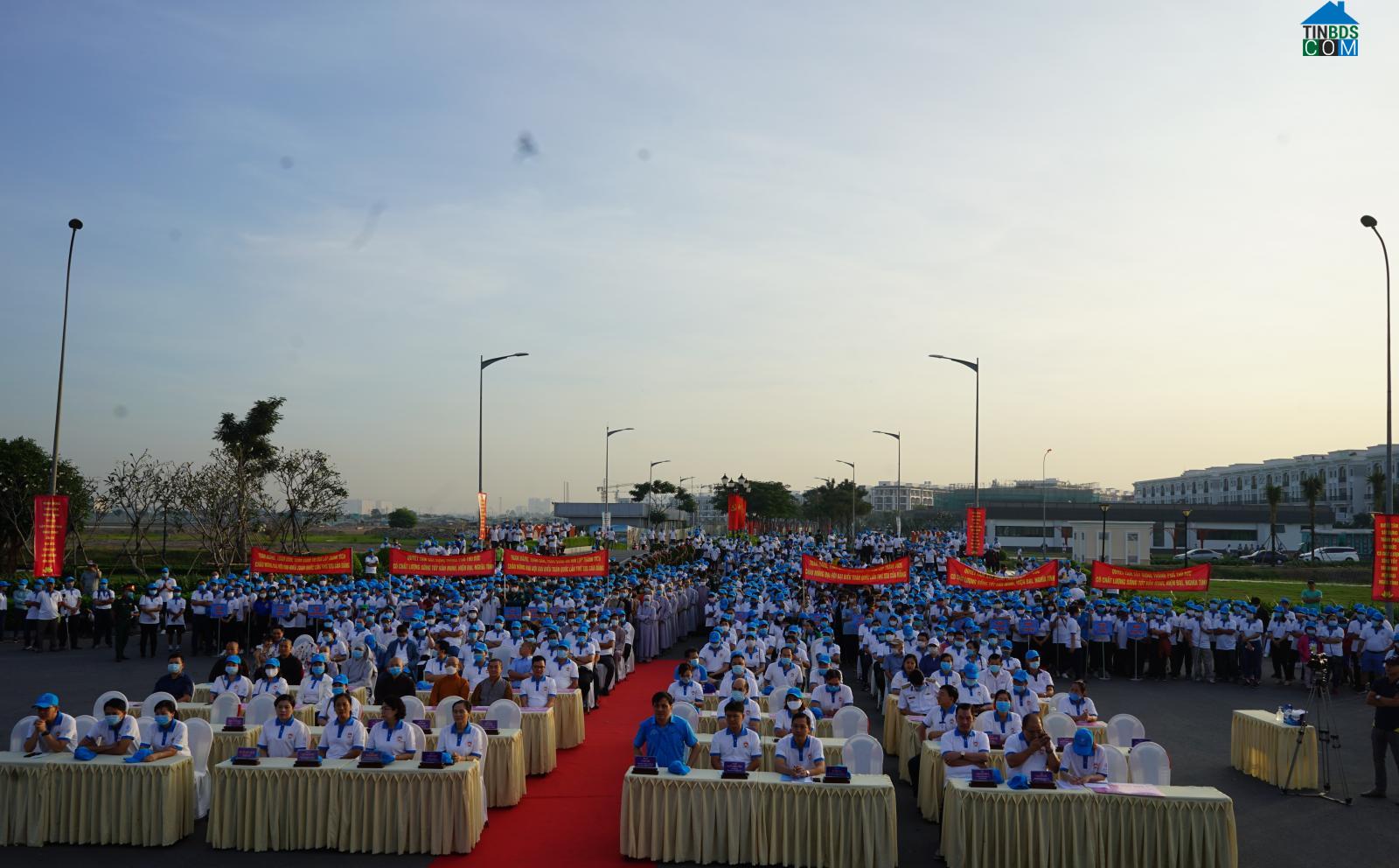 Hơn 2.000 người đã tham dự “Đi bộ đồng hành - vì người nghèo” tại Van Phuc City- Ảnh: TT