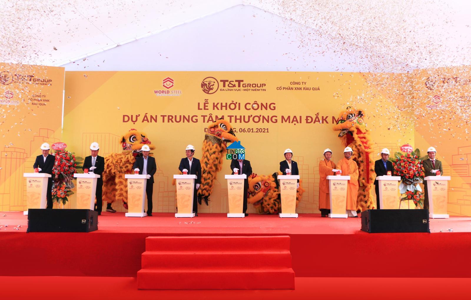 Ông Đỗ Quang Hiển - Chủ tịch tập đoàn T&T Group cùng các vị đại biểu và ông Nguyễn Khánh Lâm chủ tịch WorldSteel Group (ngoài cùng bên phải) tham gia bấm nút khởi công dự án