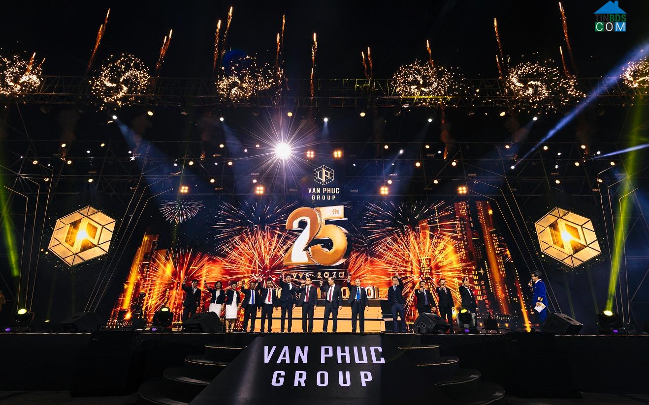 Sân khấu lễ kỷ niệm 25 năm thành lập Van Phuc Group.