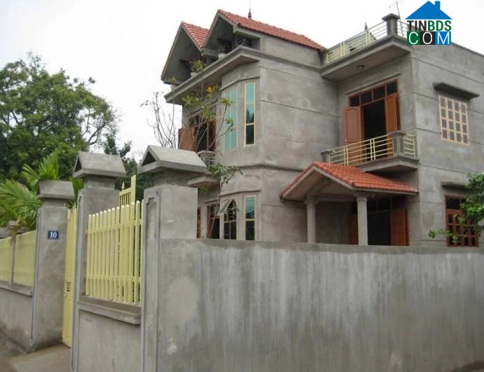bên ngoài ngôi nhà 2 tầng chưa sơn màu