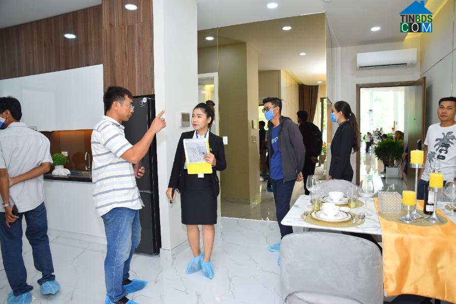 Khách đi tham quan dự án