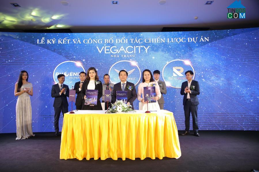 Lễ ký kết đối tác chiến lược giữa đại diện CĐT Công ty CP Vega City, Công ty Phoenix Property và Công ty kinh doanh và dịch vụ bất động sản Realhomes (Realhomes)