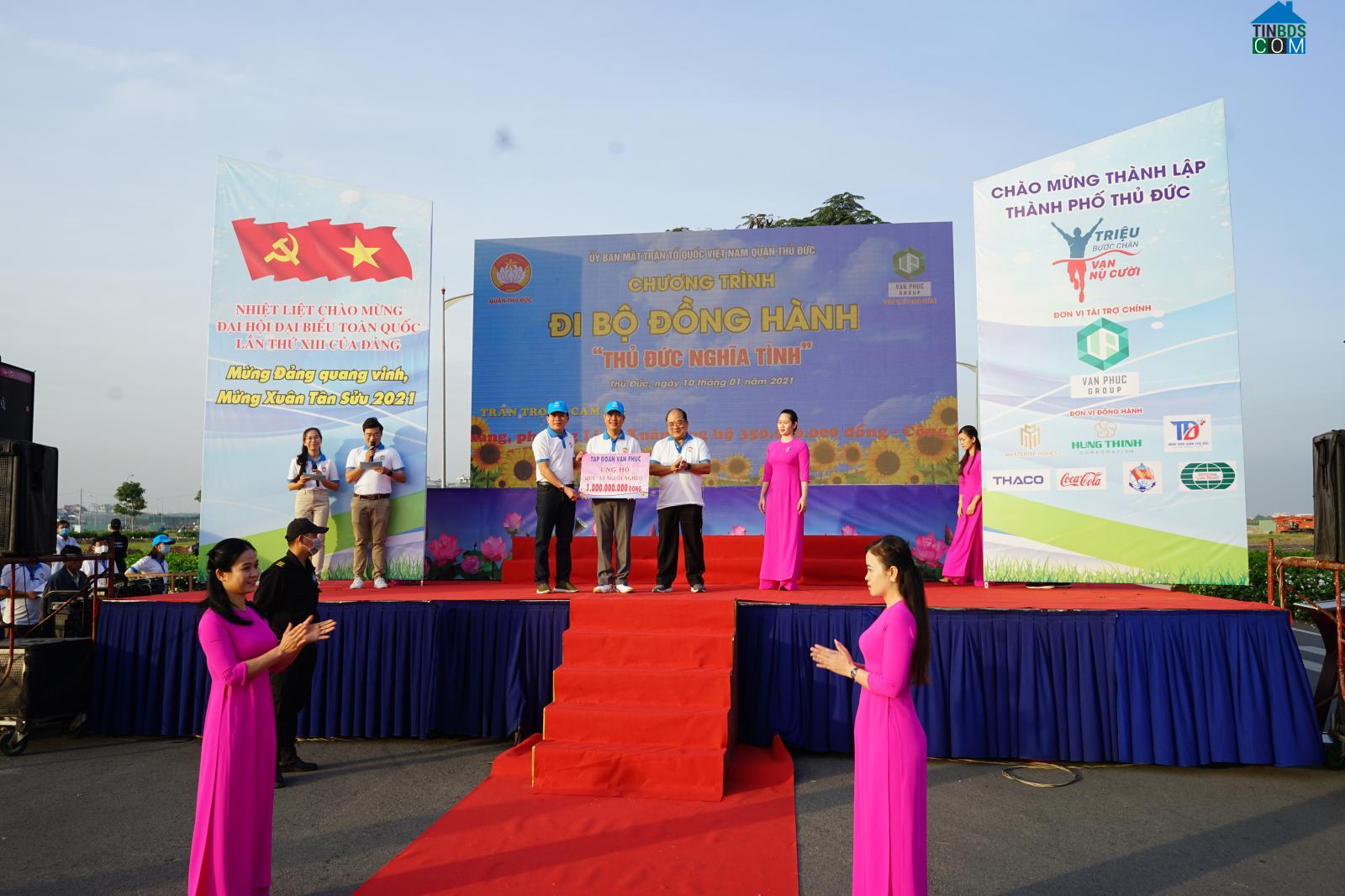 Tập đoàn Bất động sản Vạn Phúc trao 1 tỷ đồng và tài trợ toàn bộ kinh phí cho chương trình - Ảnh: TT