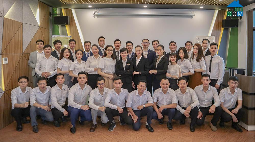 Tập thể nhân viên Wowhome, đơn vị phân phối shophouse An Sương