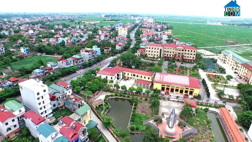 nhiều công trình, nhà ở xen lẫn cây cối, hồ nước nhìn từ trên cao