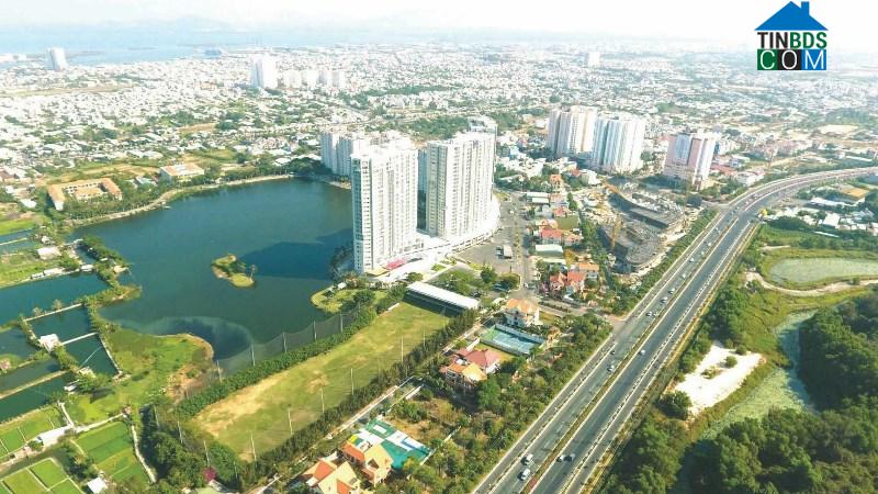 thành phố nhìn từ trên cao có nhiều toà nhà cao tầng, hồ nước, đường xá