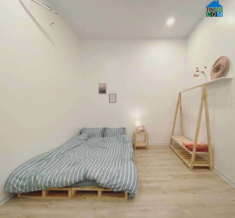 Phòng ngủ dành cho khách, tương lai sẽ được chuyển thành phòng cho con nhỏ. 