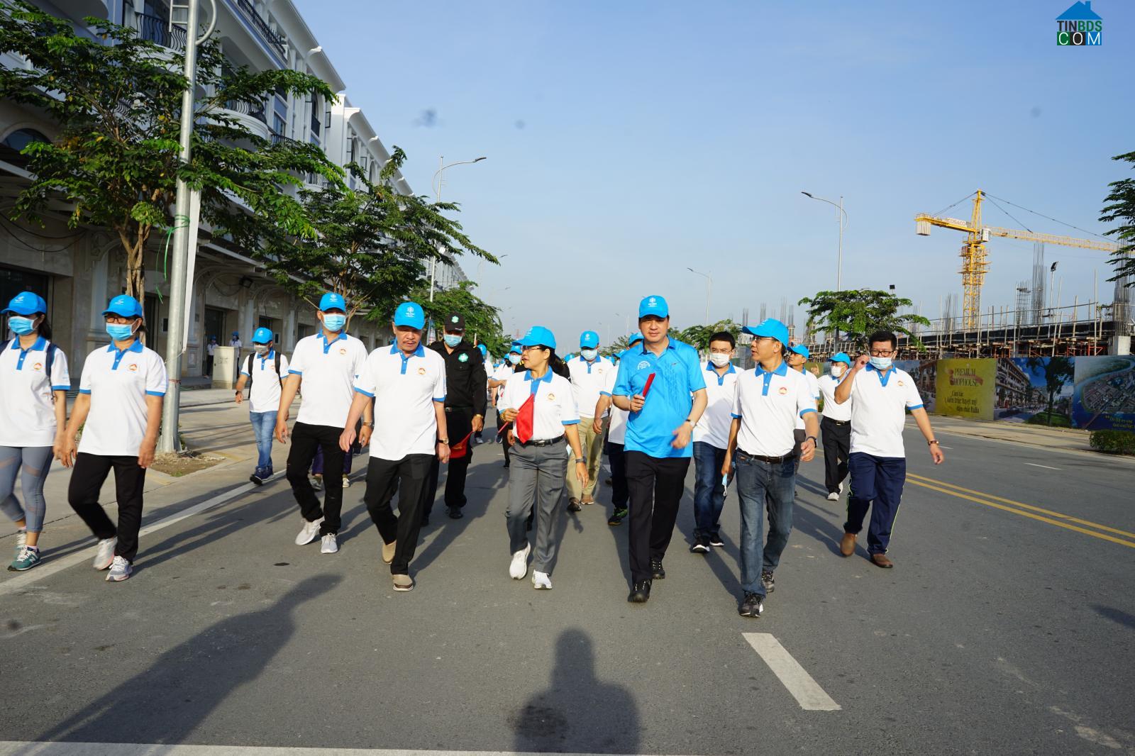 Ông Lê Hòa Bình (áo xanh) Phó chủ tịch TP.HCM cũng tham gia chương trình Đi bộ đồng hành - Ảnh: TT