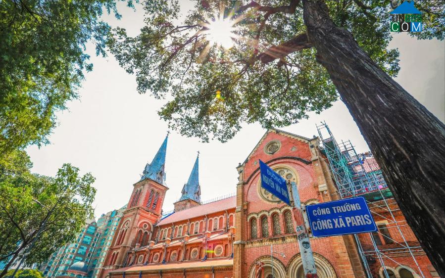 Nhà thờ Đức Bà là điểm đến nổi tiếng tọa lạc tại phường Bến Nghé, Quận 1 TPHCM