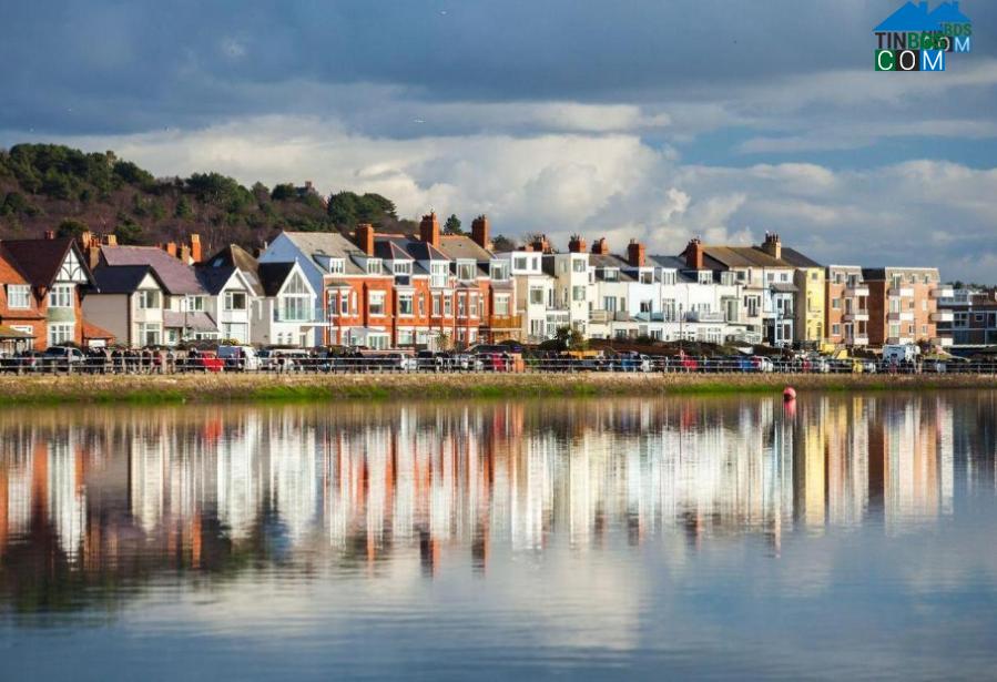 Những ngôi nhà nằm dọc bờ sông ở Merseyside, Tây Bắc nước Anh được nhiều người tìm kiếm. Ảnh: Getty Images