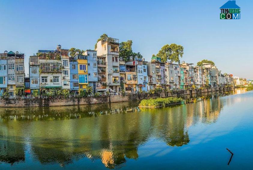 Thay vì mua 1 căn nhà trong những khu phố đông đúc, nhiều người có xu hướng dịch chuyển sang mua biệt thự ven đô