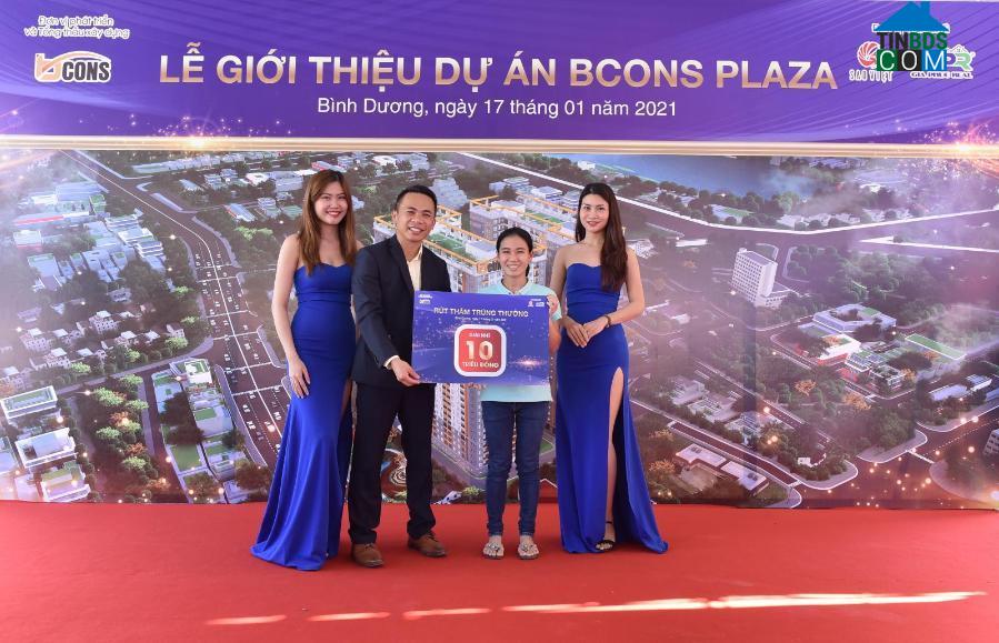 Đại diện công ty Gia Phúc trao quà cho khách hàng may mắn tại lễ giới thiệu dự án Bcons Plaza