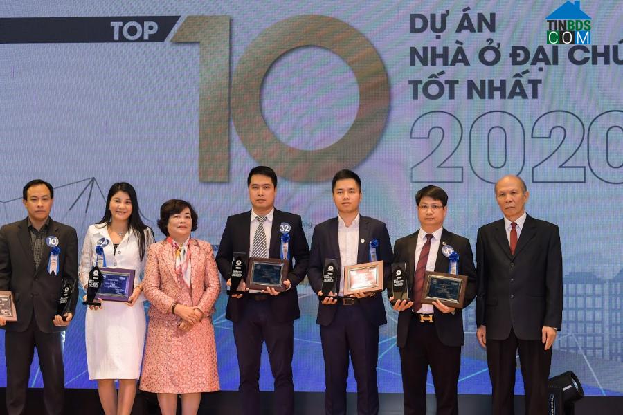 Ông Phạm Hải Đăng - Phó Tổng Giám đốc đại diện Tập đoàn GFS đứng thứ 3 từ phải sang, nhận vinh danh Dự án Five Star Garden - Top 10 Dự án nhà ở đại chúng tốt nhất năm 2020