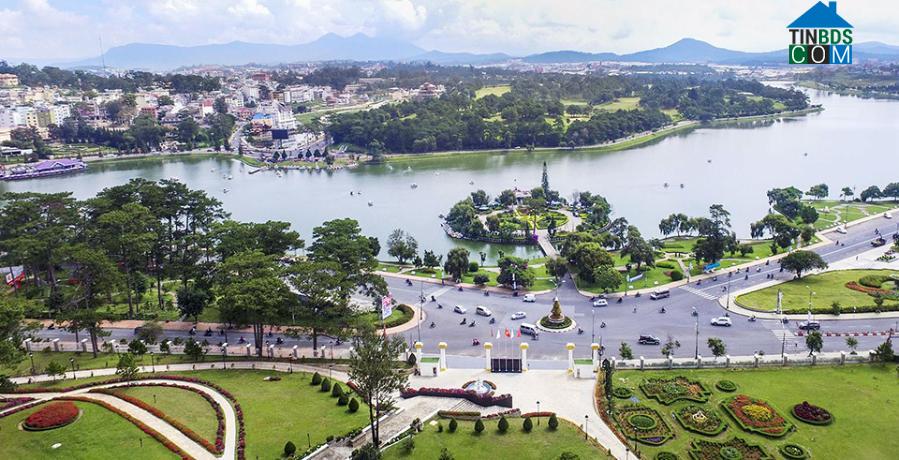 Khu du lịch quốc gia Đan Kia - Suối Vàng thuộc TP. Đà Lạt và huyện Lạc Dương, có diện tích gần 4.000ha
