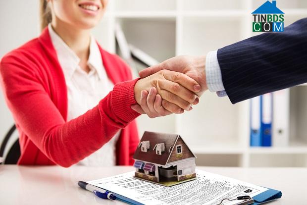 Ảnh Môi giới đua nhau “cắt máu” thời dịch