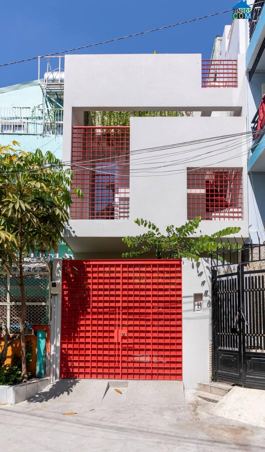 Màu đỏ của ngôi nhà được phát triển từ phần cầu thang đá mài.