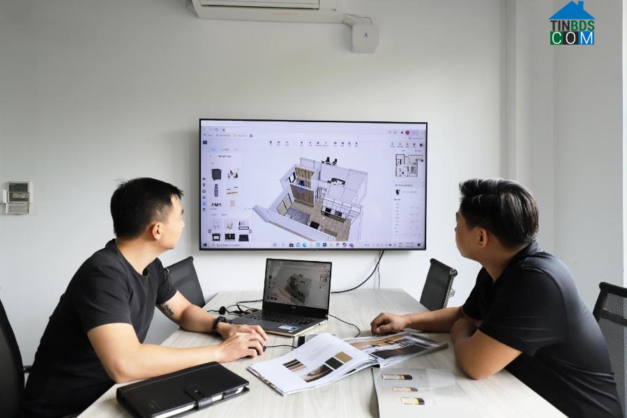 Kiến trúc sư Nguyễn Minh Đức - giới thiệu mặt bằng căn hộ cho khách hàng bằng Flex Design 