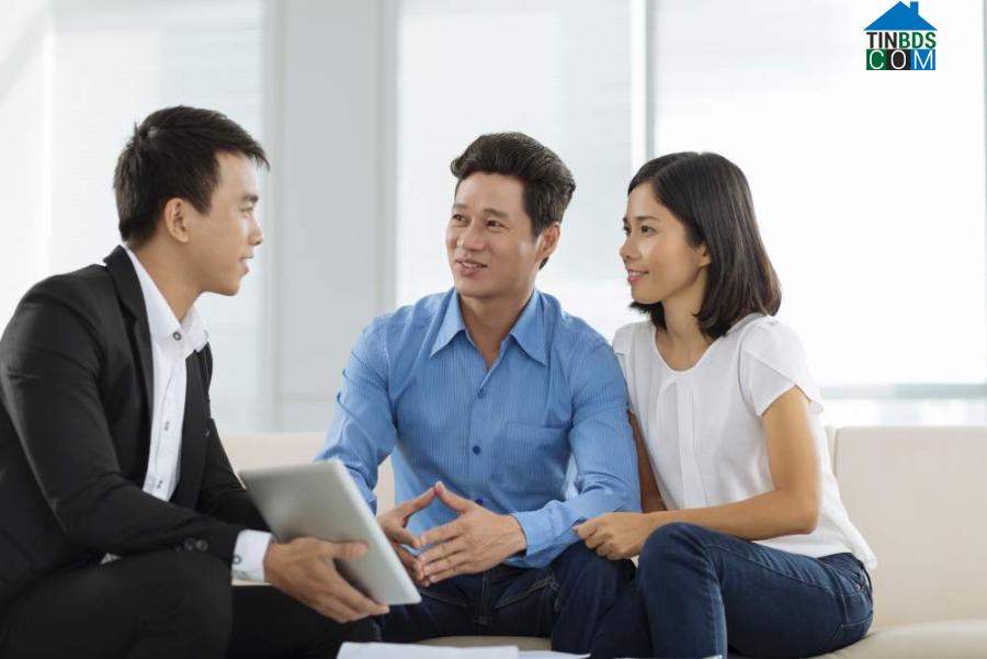 Dịch Covid-19 hạn chế việc tiếp xúc trực tiếp của môi giới bất động sản với khách hàng. Ảnh minh họa