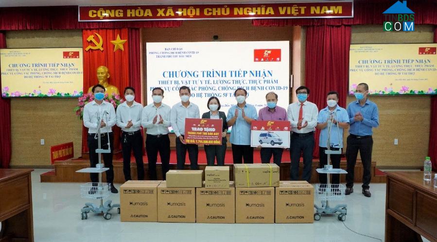 Bà Nguyễn Thu Cúc, Chủ tịch UBND thành phố Thủ Dầu Một, tiếp nhận quà tặng trị giá 1,744 tỷ đồng của Hệ thống 5F trao tặng.