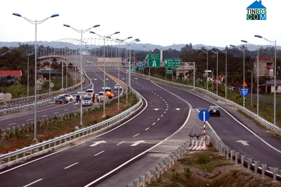 Một đoạn cao tốc Nội Bài - Lào Cai thời điểm mới thông xe. Ảnh: TTXVN