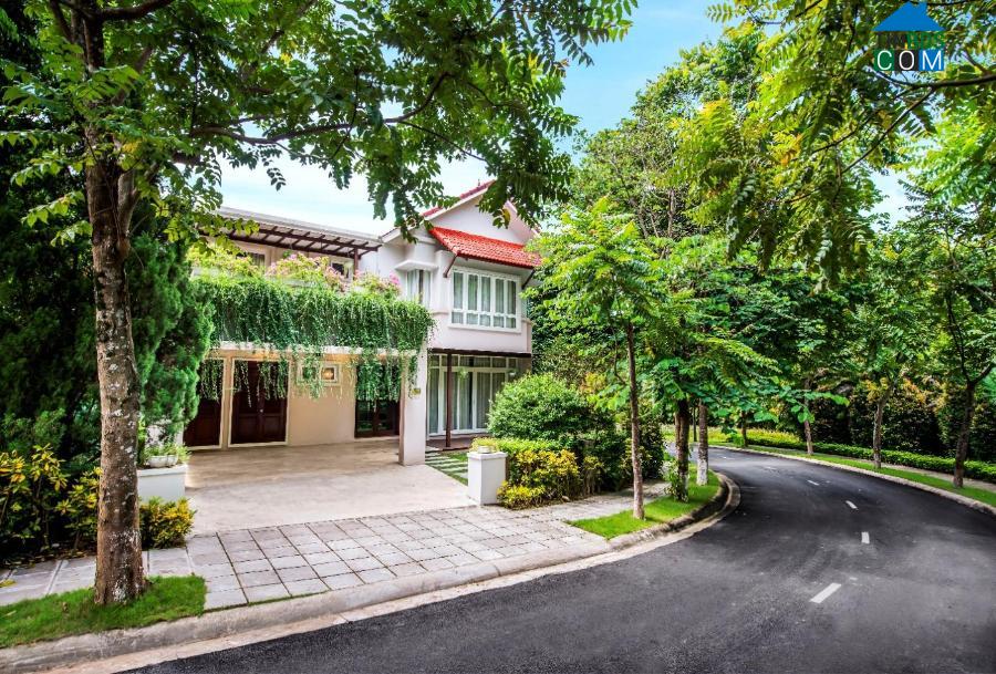 Một góc biệt thự Xanh Villas (Hòa Lạc) hài hòa tuyêt vời với cảnh quan thiên nhiên