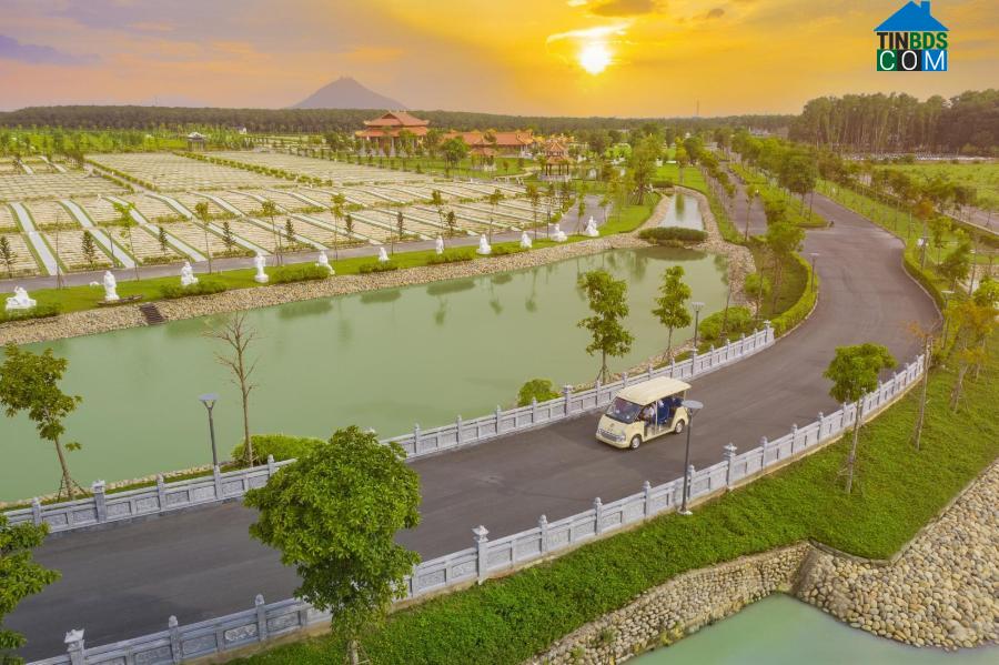 Hồ tịnh tâm dưới ánh hoàng hôn