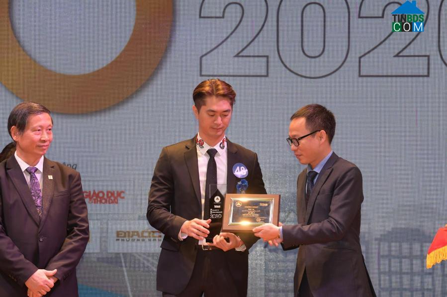 Ông Phạm Danh - Phó Tổng Giám đốc Van Phuc Group nhận giải thưởng Top 10 khu đô thị đáng sống nhất năm 2020
