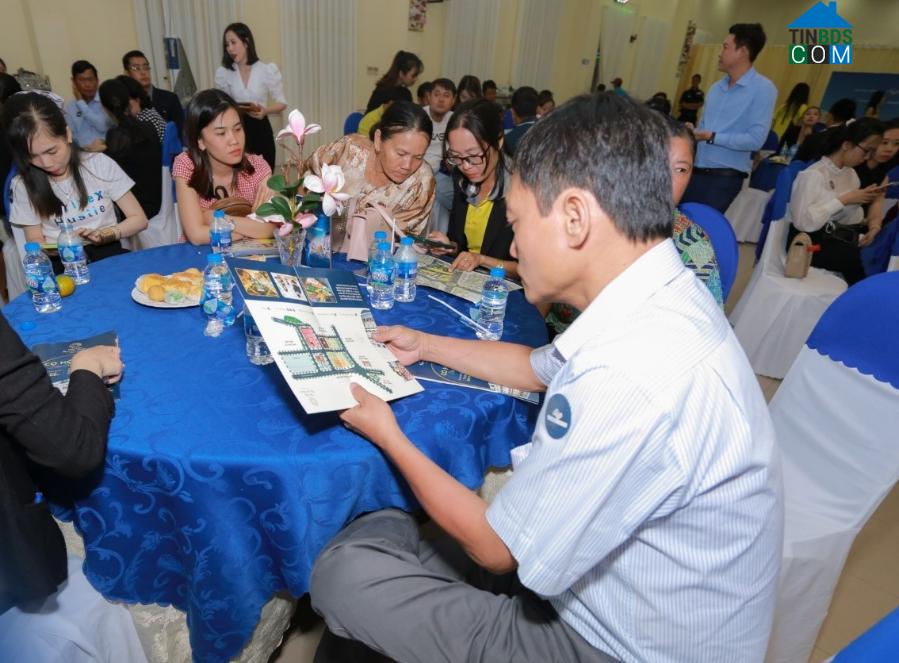 Khách hàng tìm hiểu các sản phẩm West Market Lạc Tấn trong buổi lễ giới thiệu dự án ngày 11/4