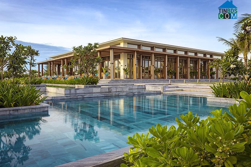 Sự kết hợp giữa kiến trúc hiện đại và dấu ấn địa phương tạo nên điểm nhấn cho Maia Resort