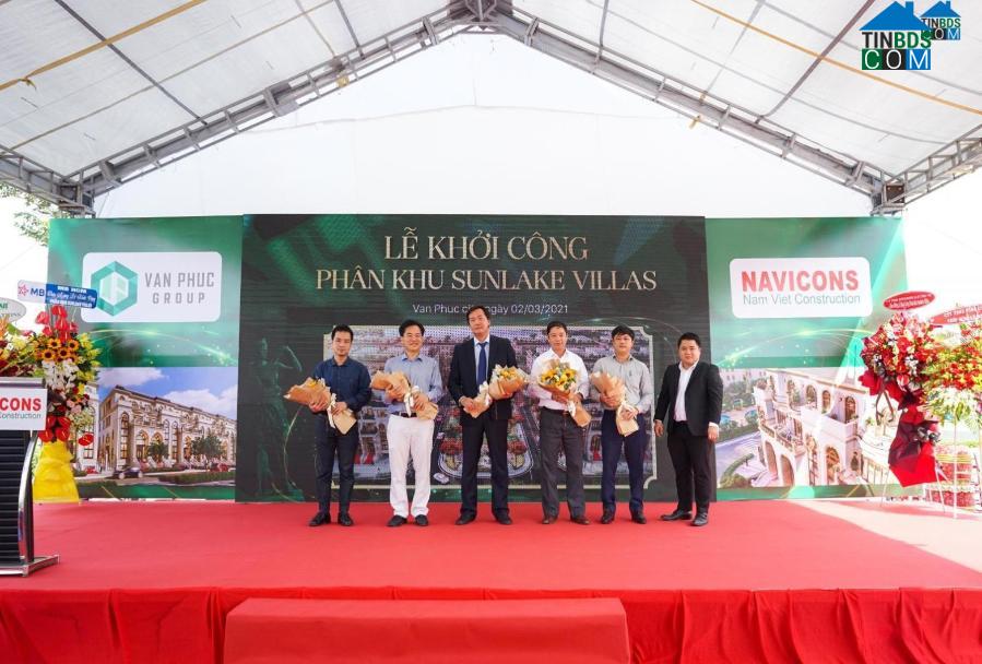 Ông Phạm Hồng Hoài Châu – Phó TGĐ Van Phuc Group tặng hoa cho nhà thầu và các đơn vị hợp tác. Ảnh: ĐP