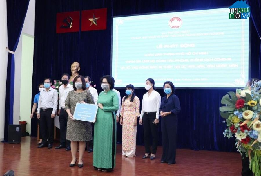 Van Phuc Group ủng hộ 1 tỷ đồng mua Vaccine đẩy lùi dịch Covid - 19 - Ảnh: XT