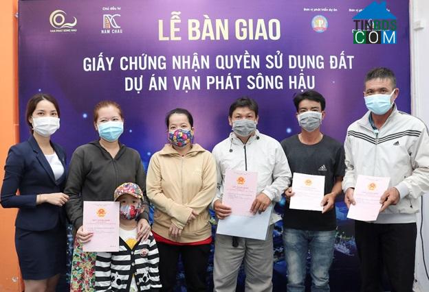 Các gia đình đã sở hữu dự án Vạn Phát Sông Hậu nhận bàn giao Giấy chứng nhận QSDĐ.