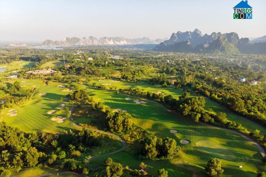 Từ dự án, chủ sở hữu có thể nhìn thẳng ra sân golf, hệ thống hồ nước tự nhiên hay ngắm bình minh, hoàng hôn trong không gian thơ mộng.