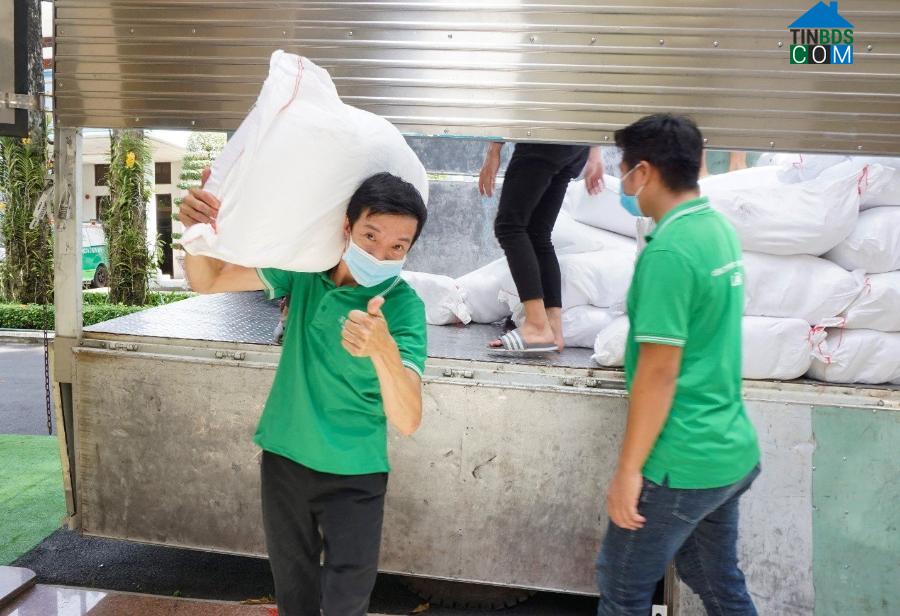 Bà Nguyễn Thu Cúc, Chủ tịch UBND thành phố Thủ Dầu Một, tiếp nhận quà tặng trị giá 1,744 tỷ đồng của Hệ thống 5F trao tặng.