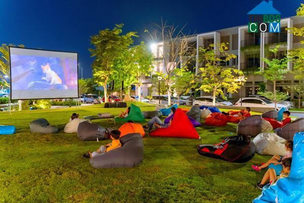 Cư dân trải nghiệm rạp chiếu phim ngoài trời tại công viên trung tâm 4.000m2. (Ảnh thực tế)