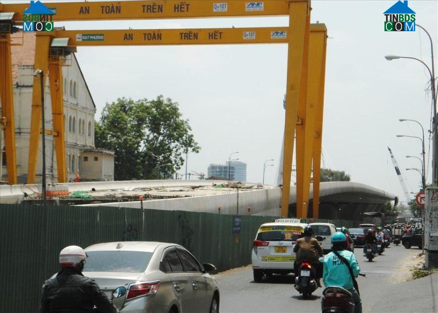 Ở phía quận 1, kết cấu dầm từ đường Nguyễn Trung Ngạn đến khúc cua Tôn Đức Thắng đã được thi công, phần nhánh chính cũng được thảm bê tông. 
