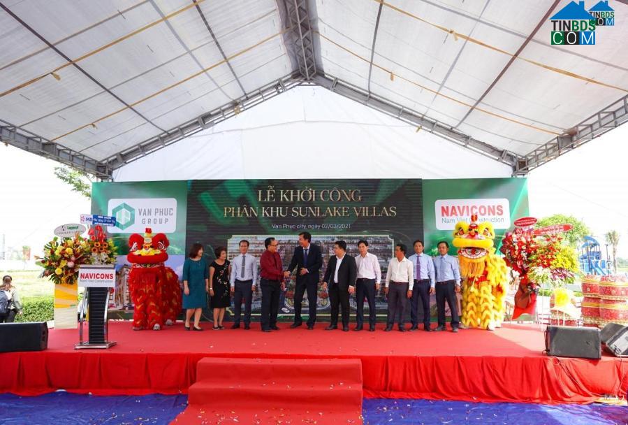 Lãnh đạo Van Phuc Group chúc mừng nhà thầu cùng các đơn vị hợp tác thi công. Ảnh: ĐP