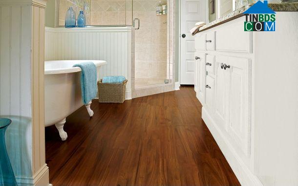Sàn gỗ laminate có thể dùng lát phòng tắm nếu được xử lý chống thấm nước tốt.