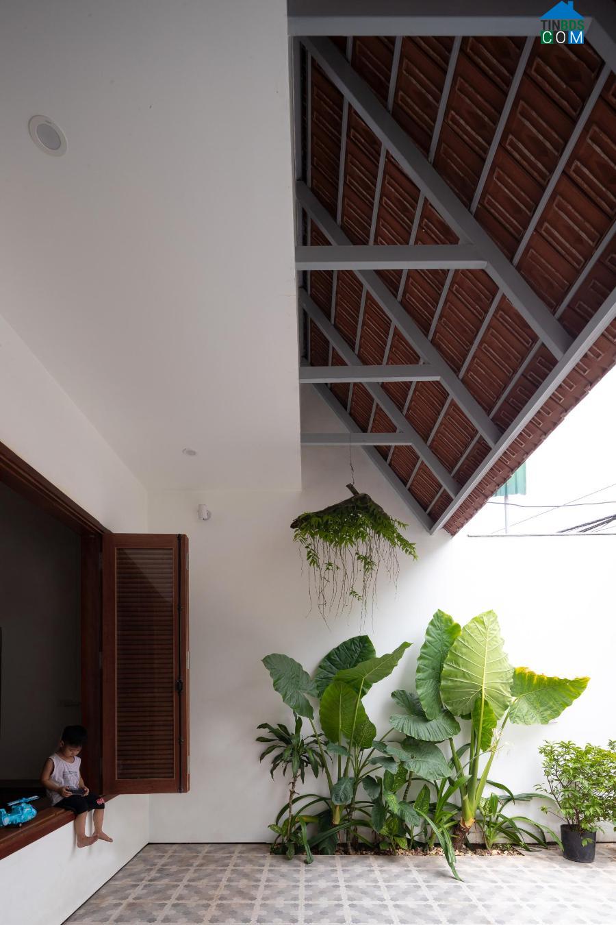 Về giải pháp kiến trúc, 3 hệ mái trượt hình thành nên các khoảng đệm chuyển tiếp không gian cho ngôi nhà.