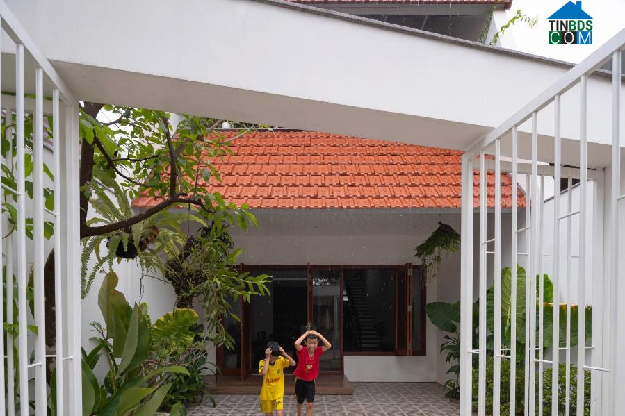 Ảnh Ngôi nhà ngói tái hiện lối sống sinh hoạt ngoài trời của vùng quê Việt