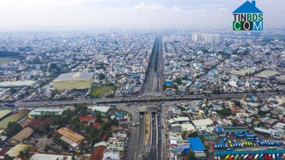 uận 12 thuộc nhóm các quận huyện có sự phát triển mạnh về hạ tầng. Ảnh