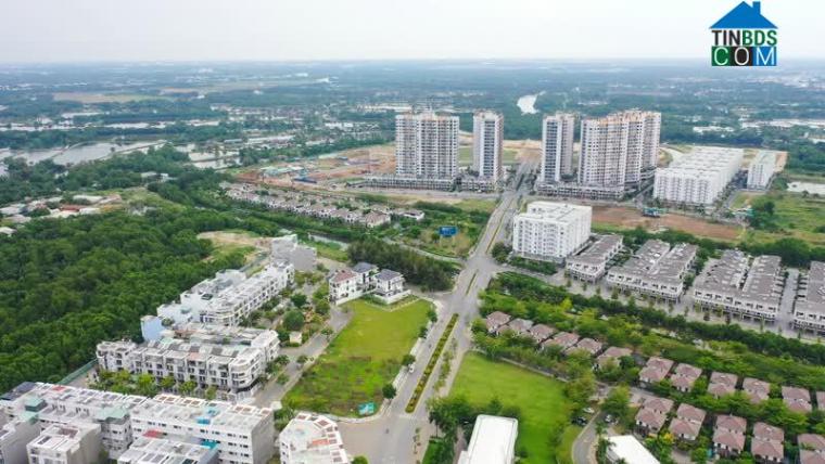 Ảnh Dân đầu tư dồn về Bình Chánh "săn" nhà đất khiến giá leo thang