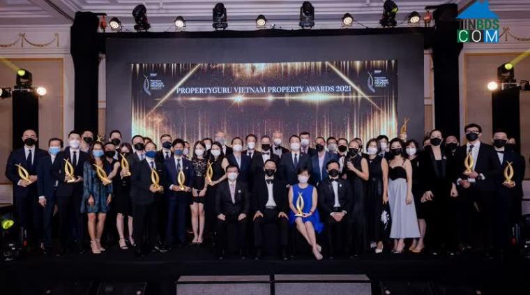 Đại diện các doanh nghiệp chụp hình lưu niệm tại sự kiện Vietnam Property Awards 2021