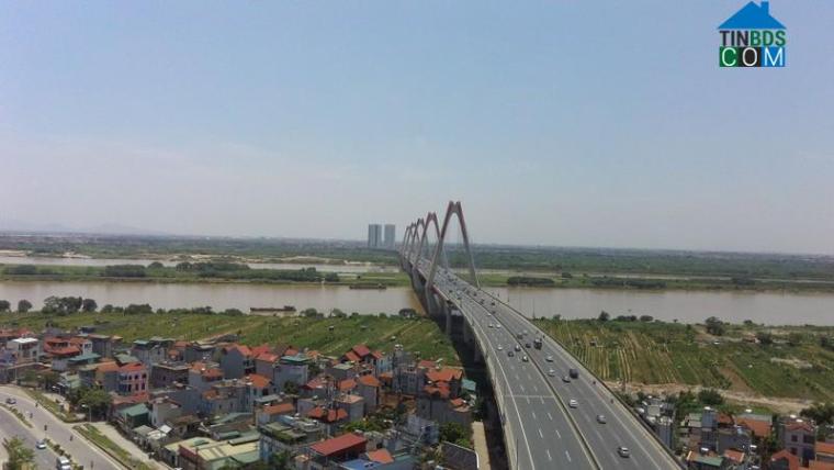 Cầu Nhật Tân kết nối Đông Anh với Hà Nội, giúp việc di chuyển từ Đông Anh vào nội đô thuận tiện hơn. Ảnh: PLO