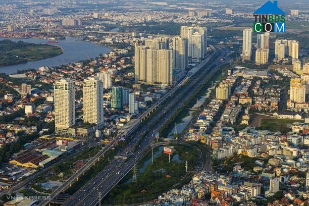 Kể cả trong bối cảnh dịch Covid-19 diễn biến phức tạp, áp lực tăng giá BĐS tương lai vẫn đang hiện hữu. Ảnh: VN Express