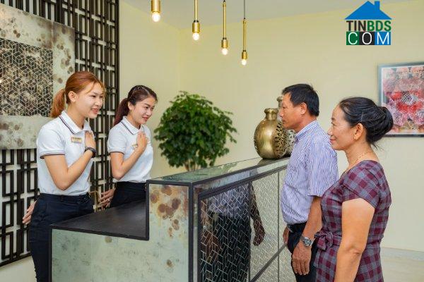 Khách tham quan nội khu Sala Garden bằng xe điện