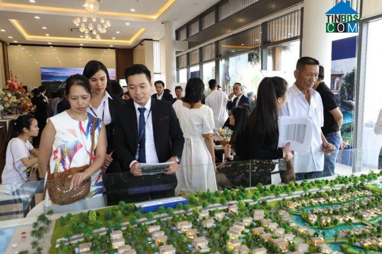 Đại dịch Covid-19 khiến các sàn giao dịch bất động sản đang đối mặt với khó khăn lớn